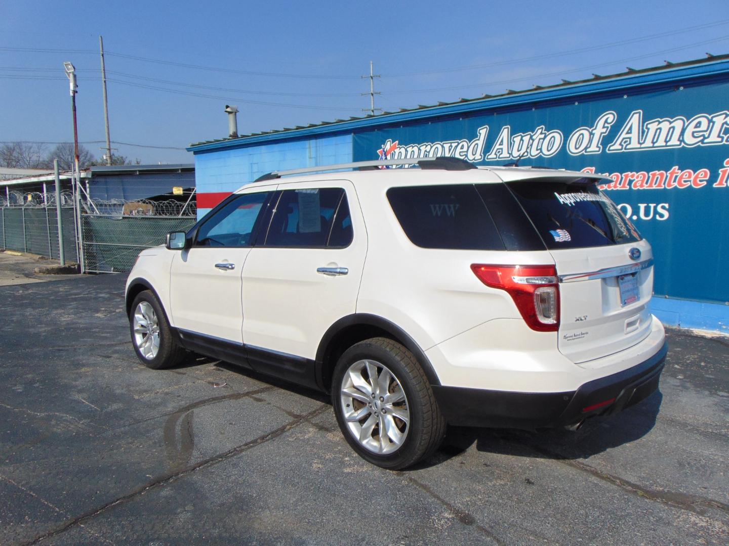 2013 White Ford Explorer (1FM5K7D8XDG) with an V6 3.5 Liter engine, Auto, 6-Spd w/SelShft transmission, located at 2105 Dixie Hwy, Louisville, KY, 40210, (502) 772-3333, 38.220932, -85.795441 - Photo#14